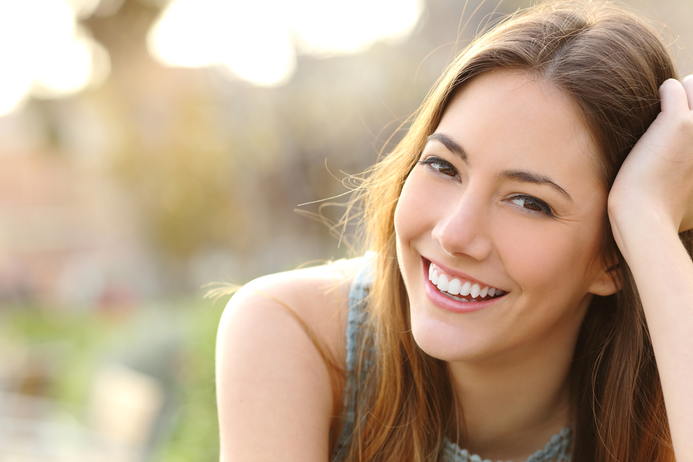 Woman,smiling,with,perfect,smile,and,white,teeth,in,a